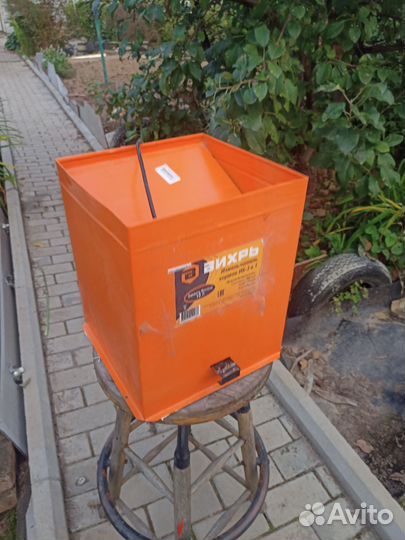 Измельчитель зерна и кормов Вихрь ик-3