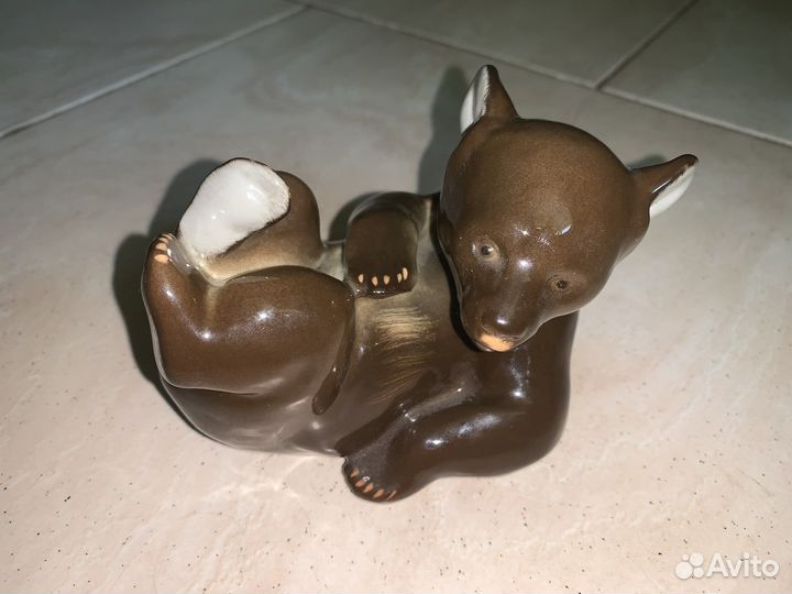 Скульптура новая фарфоровая Медвежонок лежащий ифз
