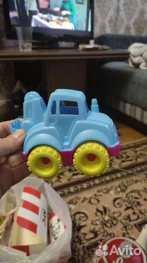 Игрушка синий трактор