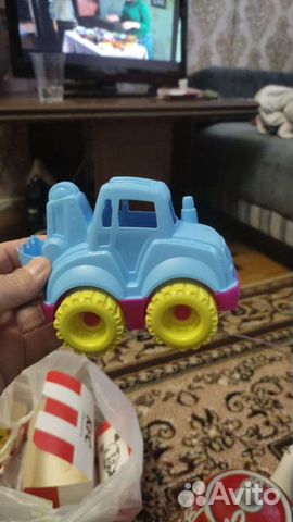 Игрушка синий трактор
