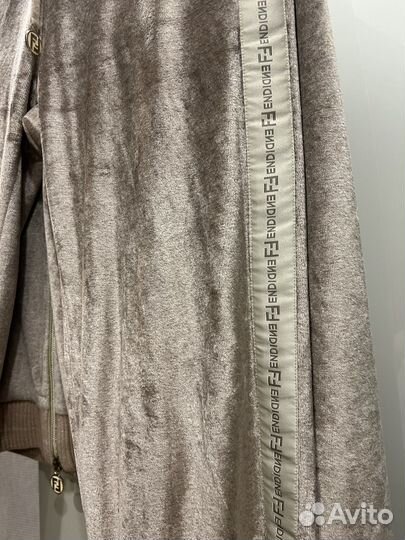 Костюм спортивный