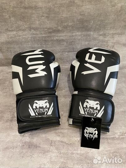 Боксерские перчатки Venum