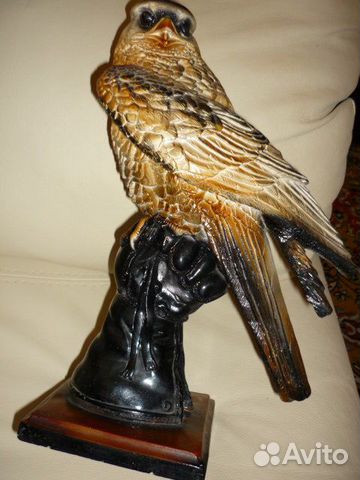 Статуэтка сокол на перчатке
