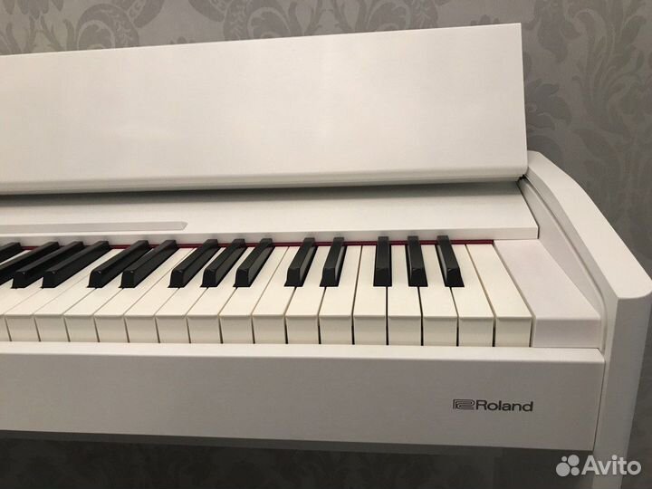 Продам цифровое пианино Roland F701 WH