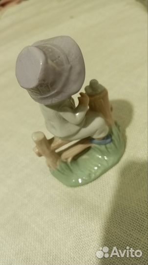Фарфоровая статуэтка