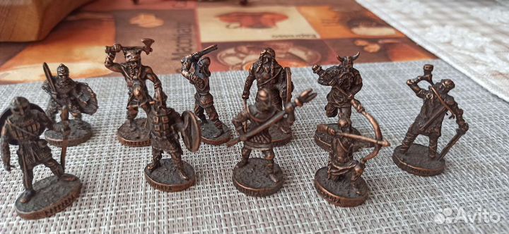 Викинги отлиты в бронзе