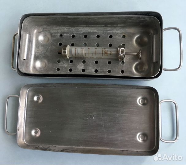 Шприцы и стерилизатор