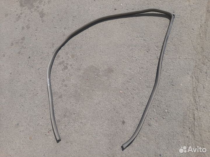 Уплотнитель двери передний правый Camry 30 2azfe