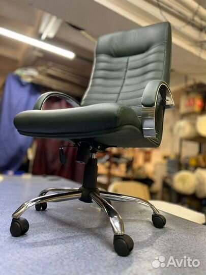 Компьютерное кресло в натуральной коже