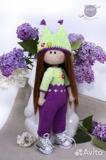 Вязанная куколка с одеждой