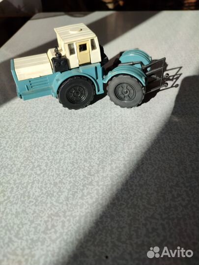 Модель трактора 1:43 Кировец