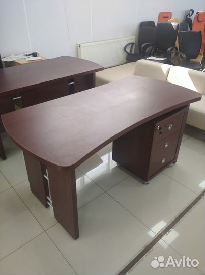 Стол руководителя в офис с тумбой