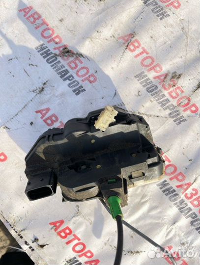 Замок двери задний левый Opel Astra J