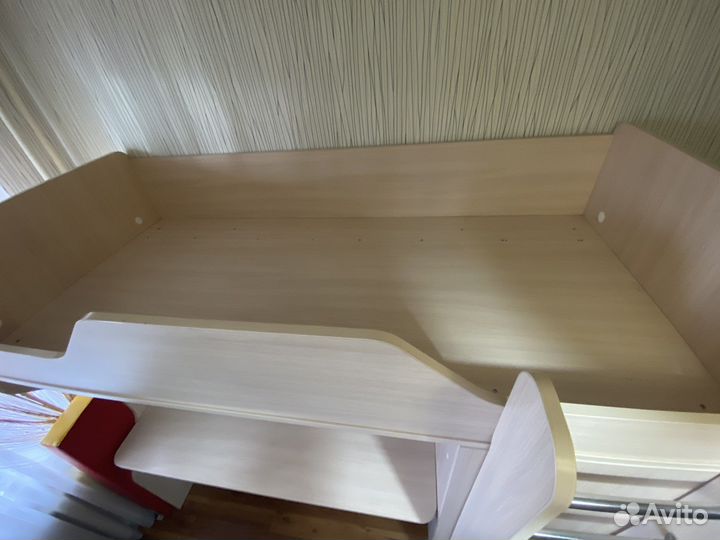 Компьютерный стол с кроватью