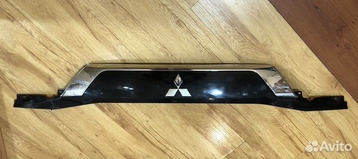 Накладка двери багажника Mitsubishi Outlander