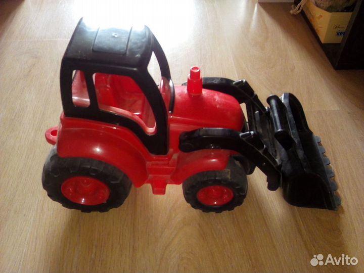 Трактор с ковшом