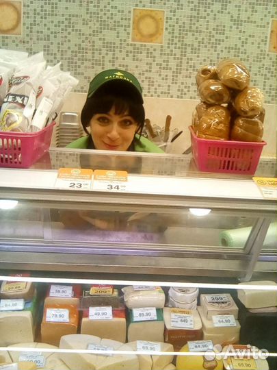Продавец гастронома