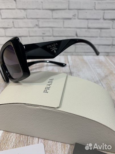 Солнцезащитные очки Prada