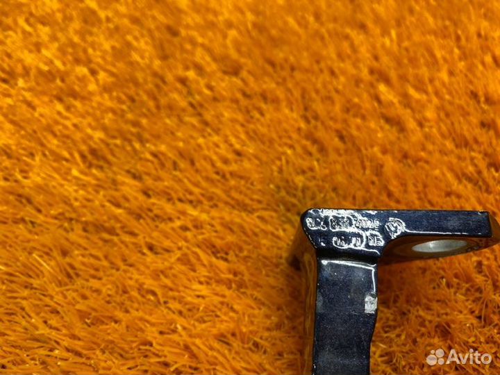 Петля двери задняя правая Volkswagen Passat B7