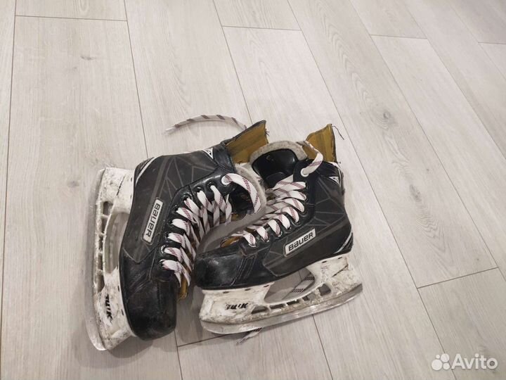 Налокотники хоккейные, шлем и нагрудник