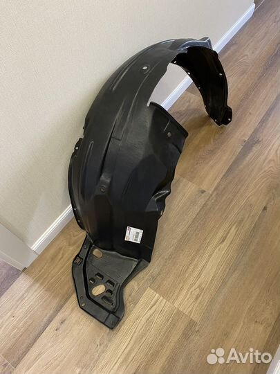 Передний правый подкрылок