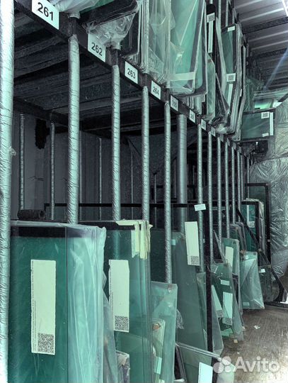 Стекло кузовное маленькое возле стрелы Hitachi