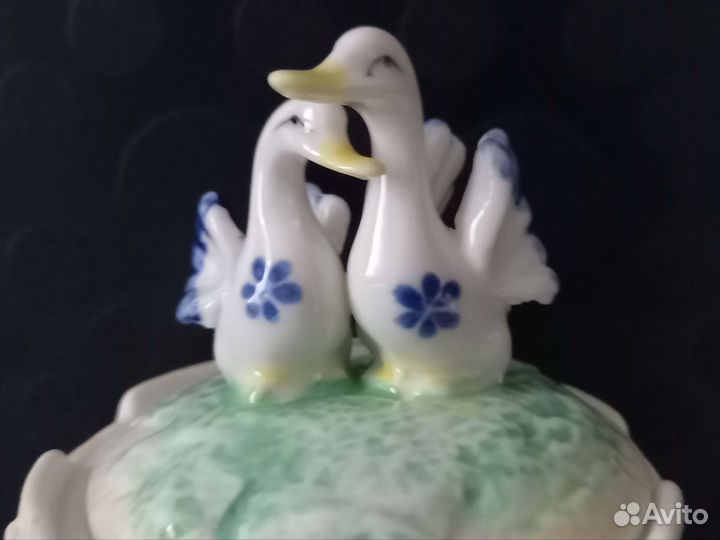 Фарфоровые банки с фигурками гусей