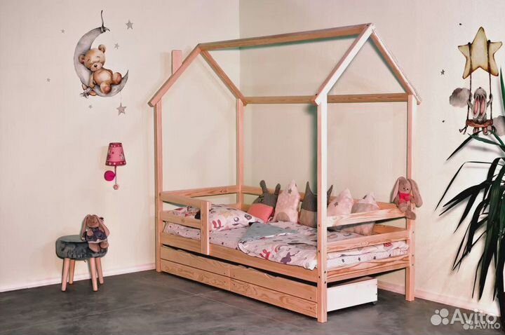 Кровать домик из массива сосны. Свое производство