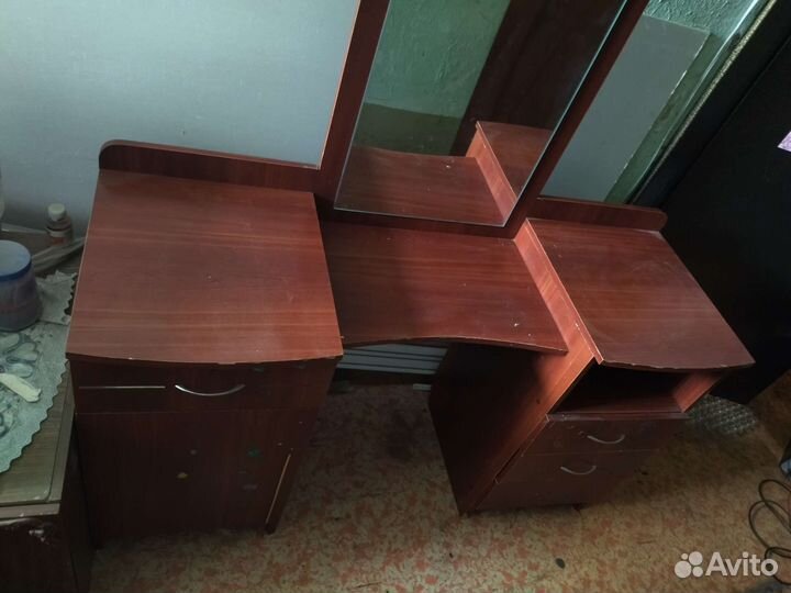 Тумбочка с зеркалом