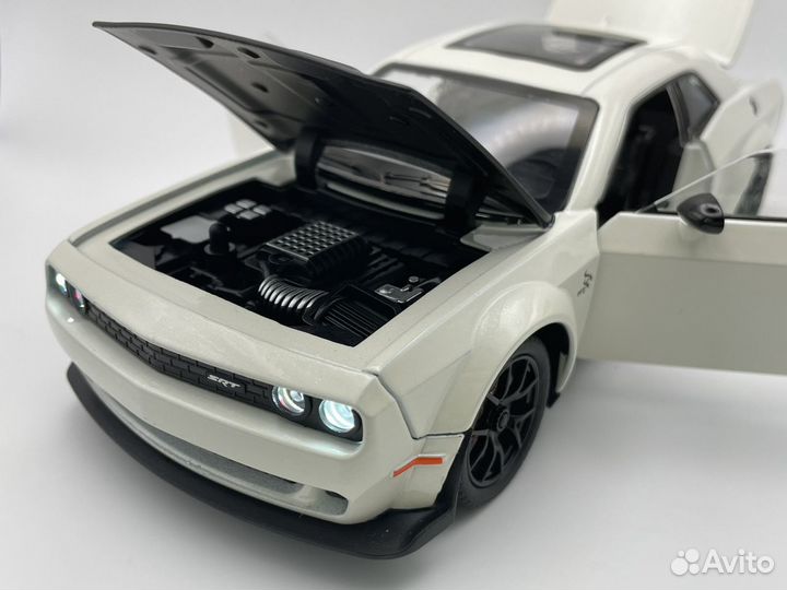 Модель автомобиля Dodge Challenger Hellcat 1:24