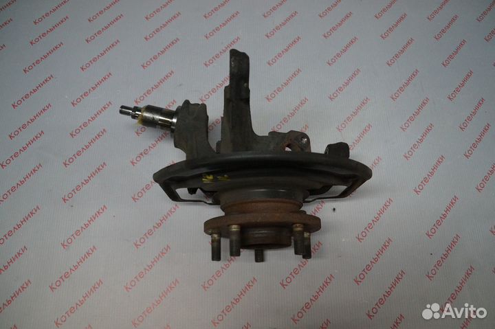 Nissan 40011-AU000 Кулак поворотный левый