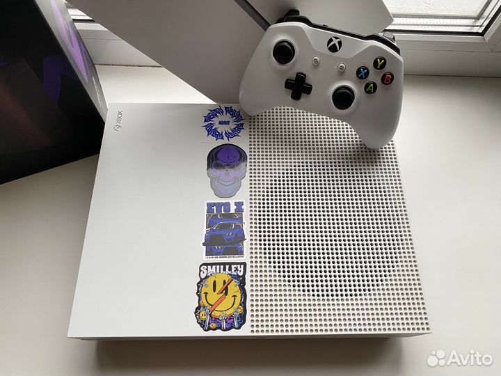 Xbox One S 1 TB + игры