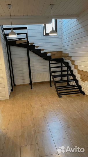 Лестница из металла в банк