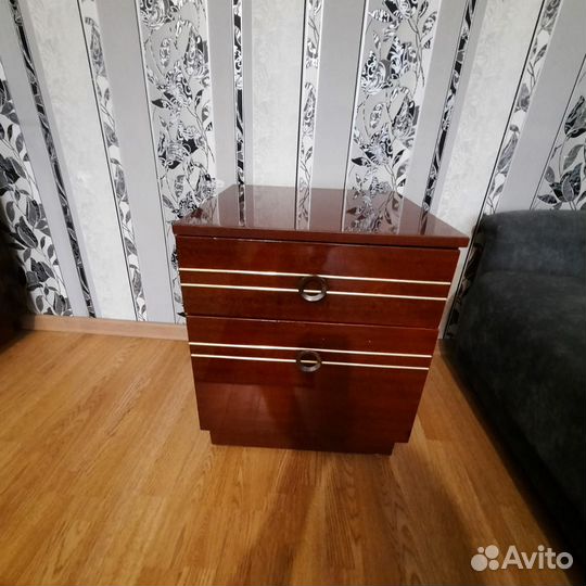 Тумбочка прикроватная