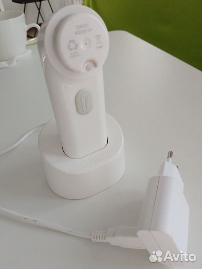 Щетка для очищения лица Clinique Sonic System