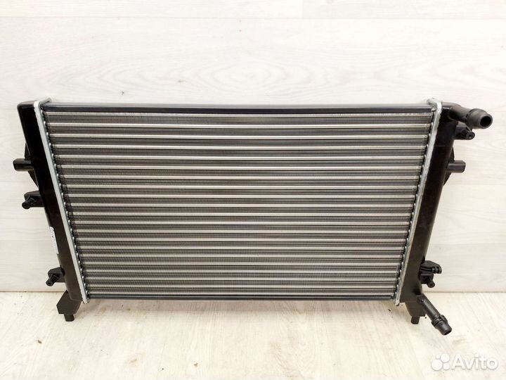 Радиатор охлаждения Volkswagen Caddy