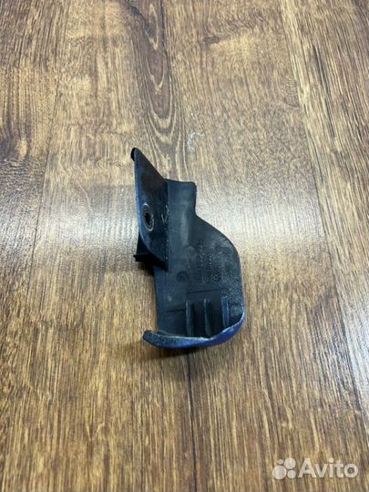 Накладка петли капота передняя левая Volkswagen