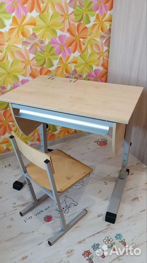 Детский письменный стол и стул
