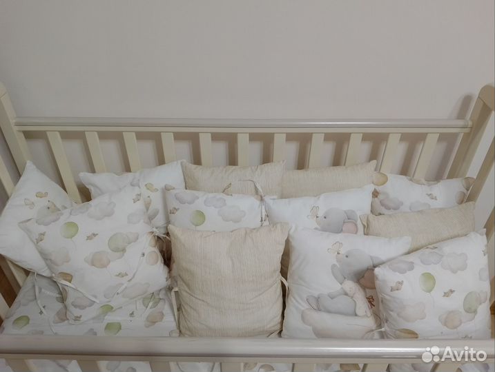 Детская кроватка с маятником и ящиком