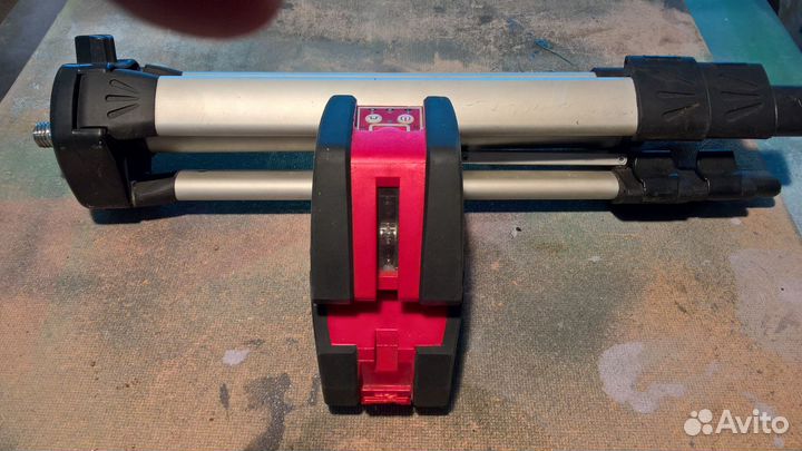 Лазерный уровень со штативом