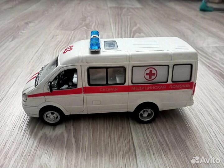 Игрушки светофор, гараж и скорая помощь