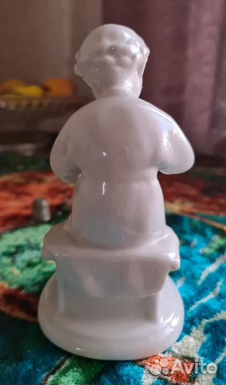 Фарфоровая статуэтка Юный Ленин