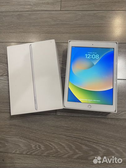 Apple iPad 2017 9.7 дюйма 128 GB Wi-Fi + GSM