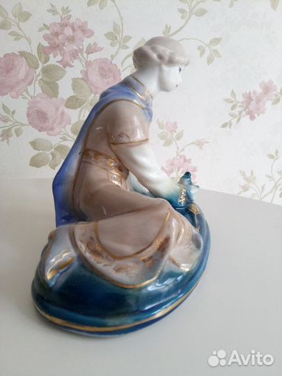 Фарфоровая статуэтка 