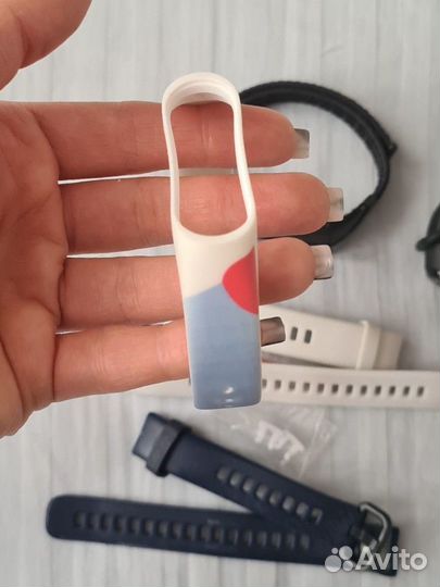 Смарт-часы Honor band 5 и Xiaomi mi band 4