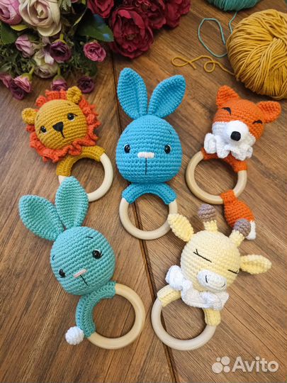 Вязаная игрушка. Погремушка-грызунок