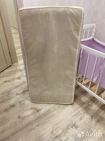 Детская кроватка с маятником