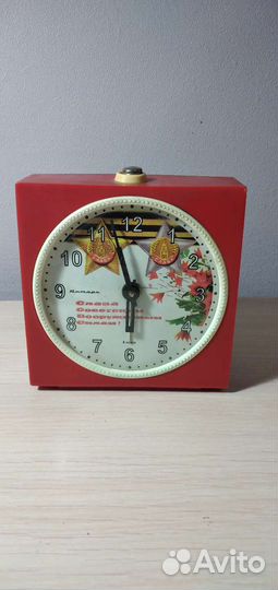 Часы будильники янтарь и витязь СССР