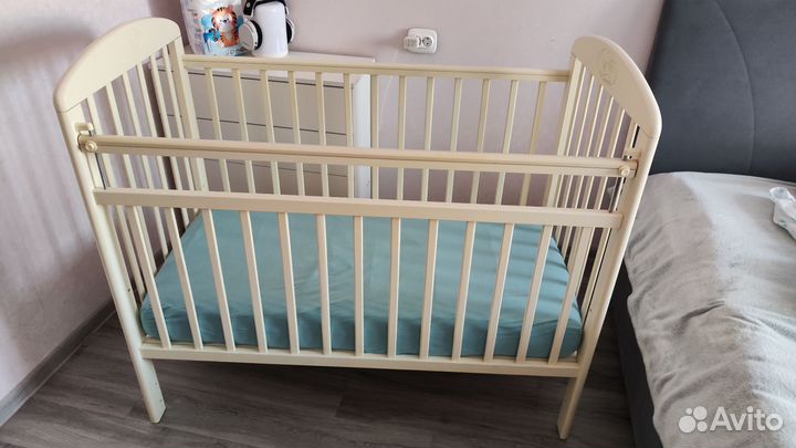 Детская кроватка с маятником