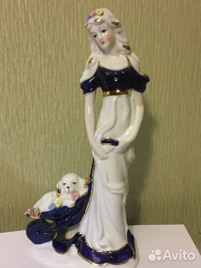 Фарфоровая фигурка Девушка с собачкой в тачке